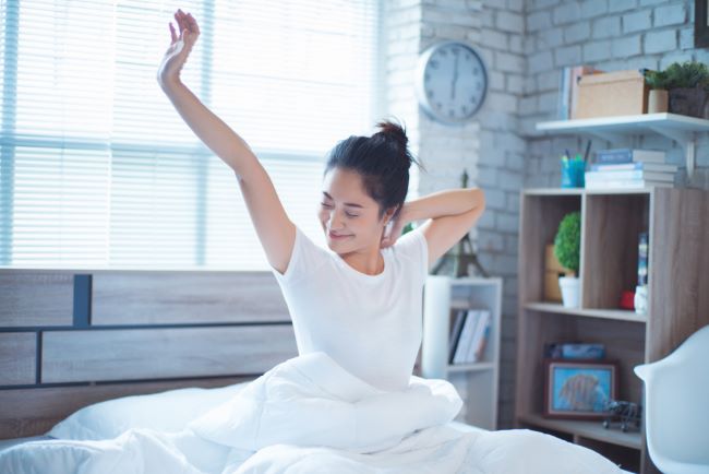 wanita bangun pagi