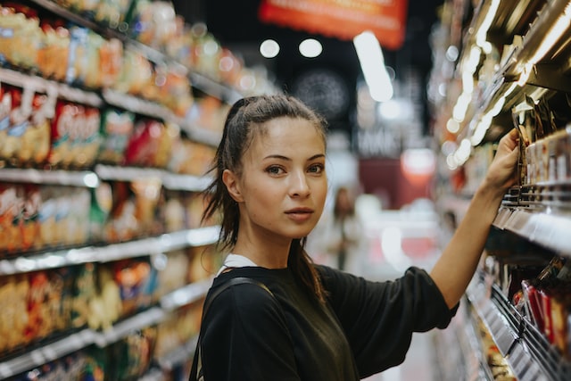 Wanita sedang belanja