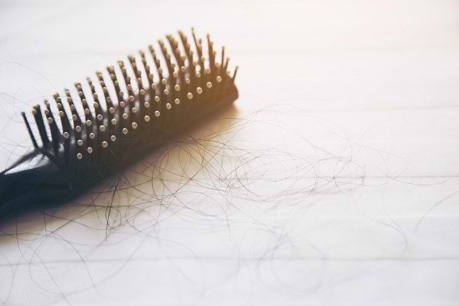 sisir dengan beberapa helai rambut